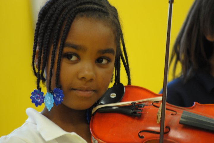 Girl playing the violin.