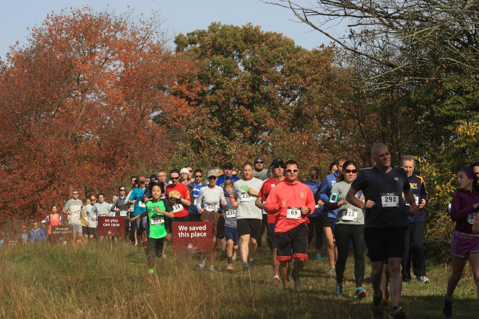 People running in the ChesLen Chase for Open Space.