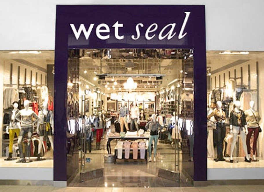 Teen Retailer in Springfield Mall the Latest Victim of Online-Shopping Surge