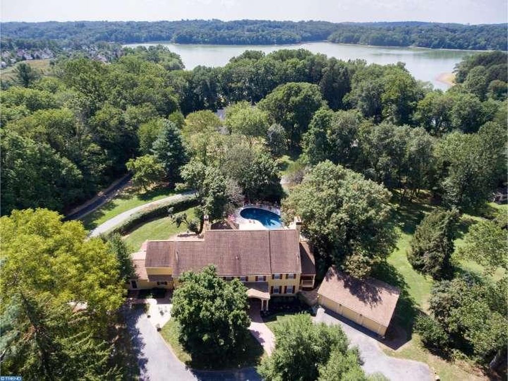 House of the Week: Old-World Elegance on Springton Lake