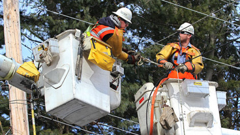 PECO workers fix power lines.