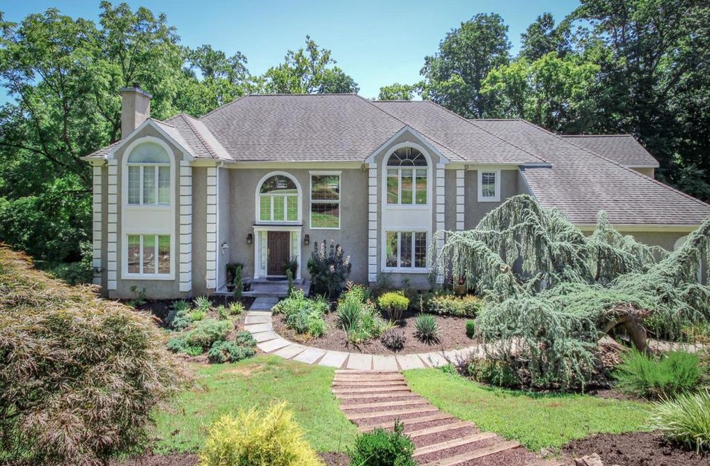 DNB First House of the Week: Awe-Inspiring Colonial in Media