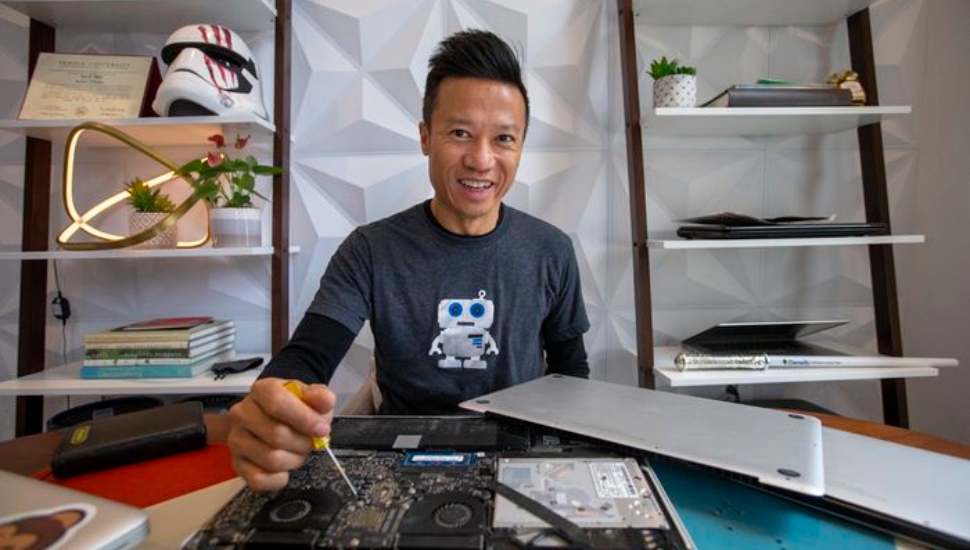 Hai Thai refurbishing old laptops and giving them away