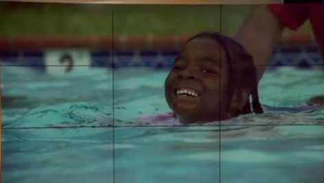 Little girl swimming in a pool.