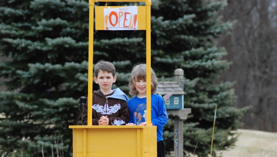 kids selling lemonade