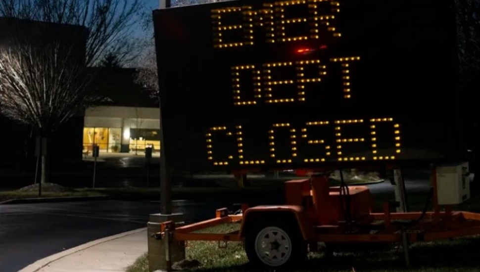 Sign at night indicating the Springfield Hospital emergency room is closed.
