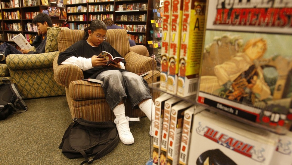 Teens read manga graphic novels at Barnes & Noble in 2007