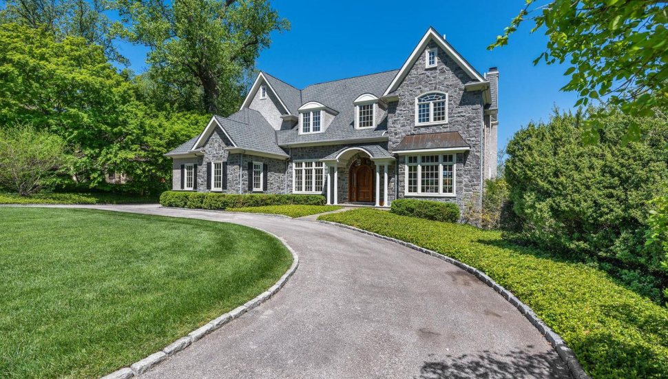 The front of 234 Golf View Road.
