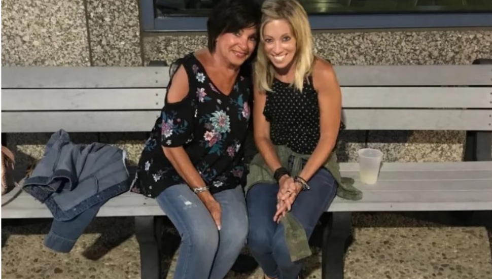 Deana Eckman with her mother, Roseann DeRosa.