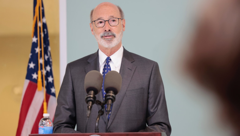 governor-at-podium-in-front-of-flag