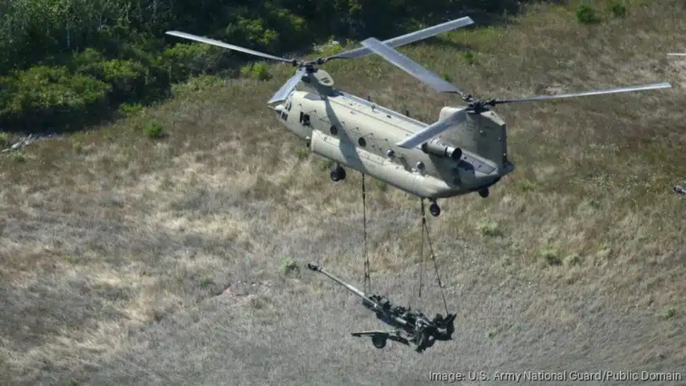 A CH-47 Chinook helicopter from 2nd General Support Aviation Battalion, 135th Aviation Regiment, Colorado Army National Guard, air lifts an M777 105mm Howitzer.