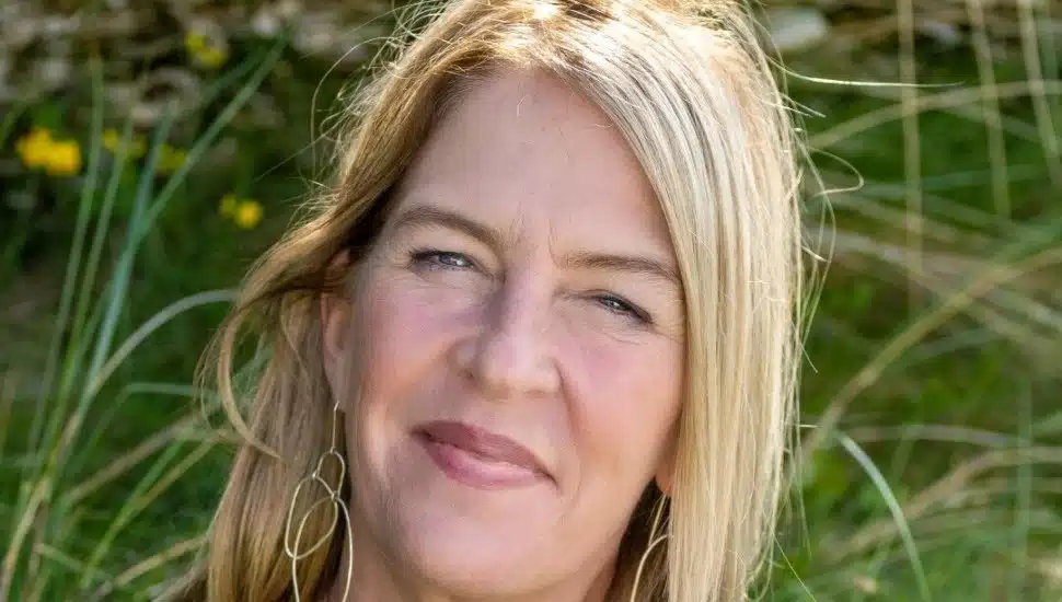 Author Una Manion.