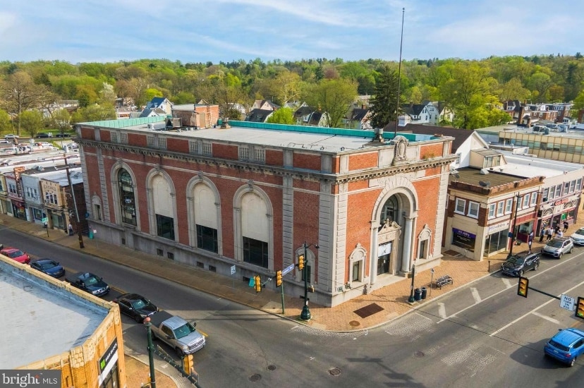 World renowned magician, Mark Desouza is bringing magic to Glenside by opening the House of Magic in the former PNC bank.