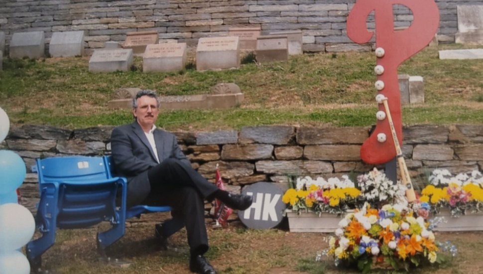 Joe O’Loughlin at Harry Kalas’ Grave.