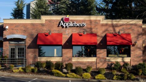 The exterior of an Applebees Restaurant.