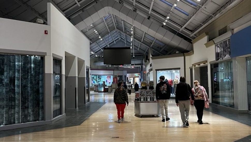 An inside corridor at the Franklin Mall with people walking around.