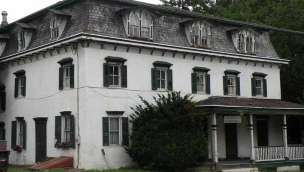 The exterior of the General Greene Inn.
