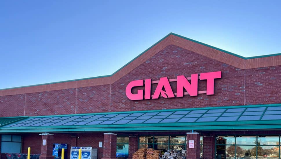 The storefront of a Giant supermarket with the Giant sign on the roof.
