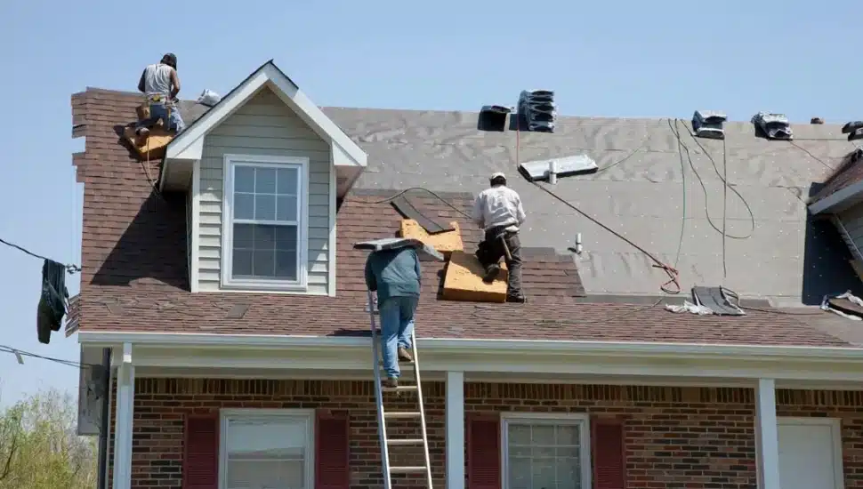 Hiring a Roofer? Hereโs What Homeowners Should Know Before Signing a Contract