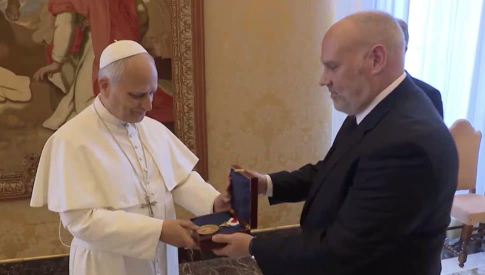 Vince Stango presents Pope Leo XIV with the Librerty Medal.